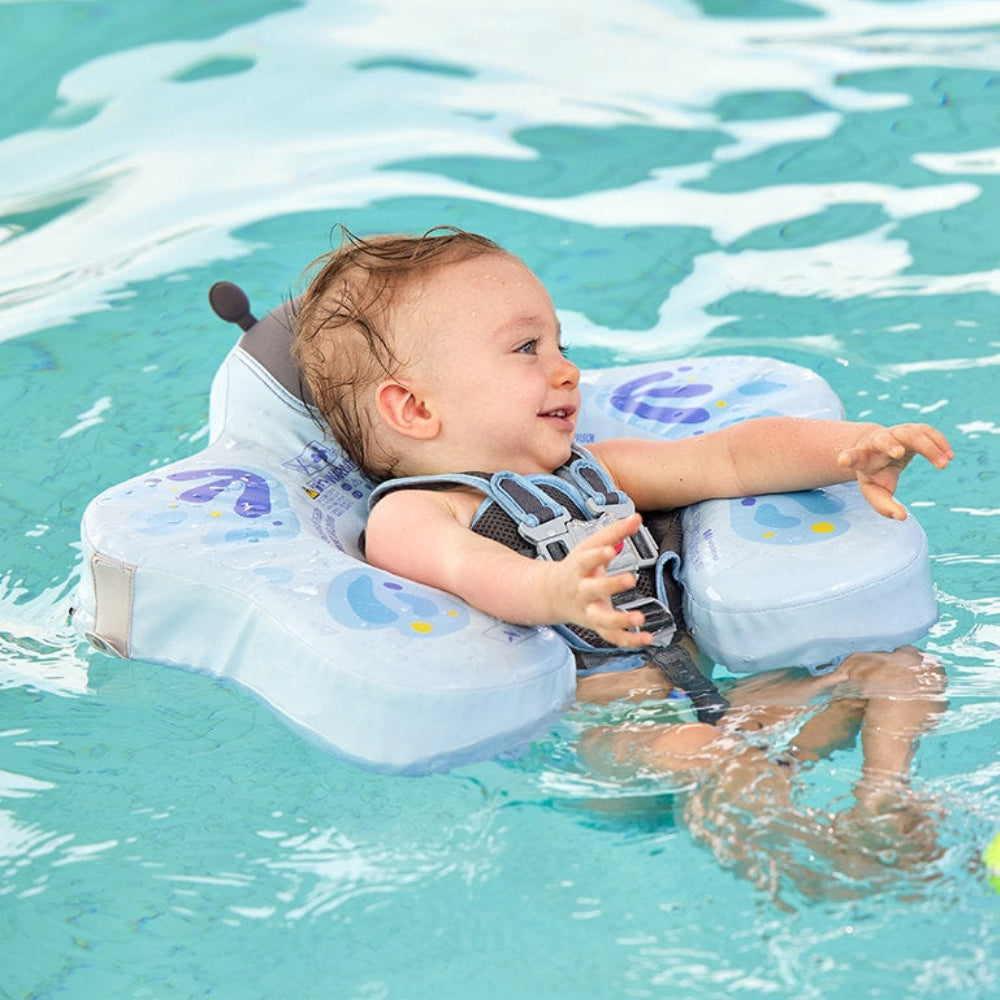 Veilige en comfortabele rugslag zwempositie (backstroke) met de Mambobaby Vlinder float.