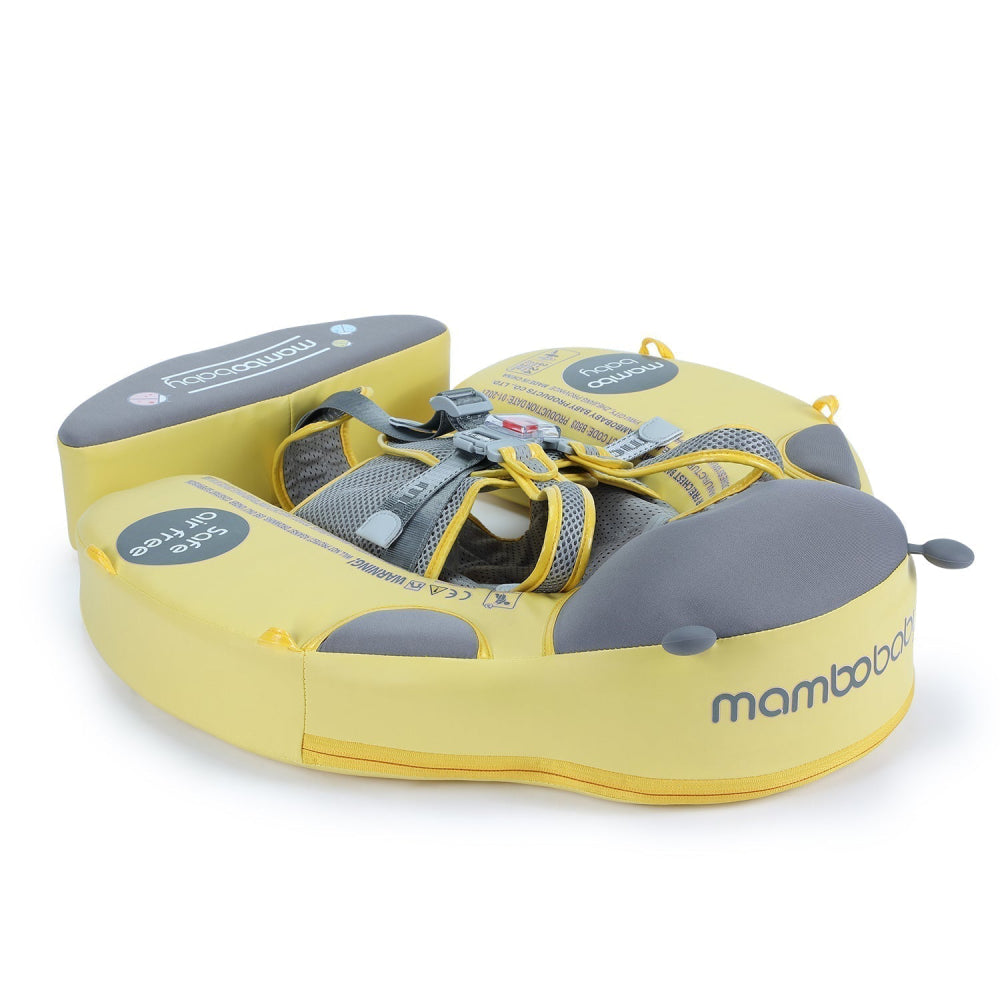 Een baby in de vrolijke gele Mambobaby™ float met afneembare stabiliteitsstaart in een zwembad. Deze onzinkbare zwemhulp biedt maximale veiligheid en anti-kantel bescherming (3-24 maanden).
