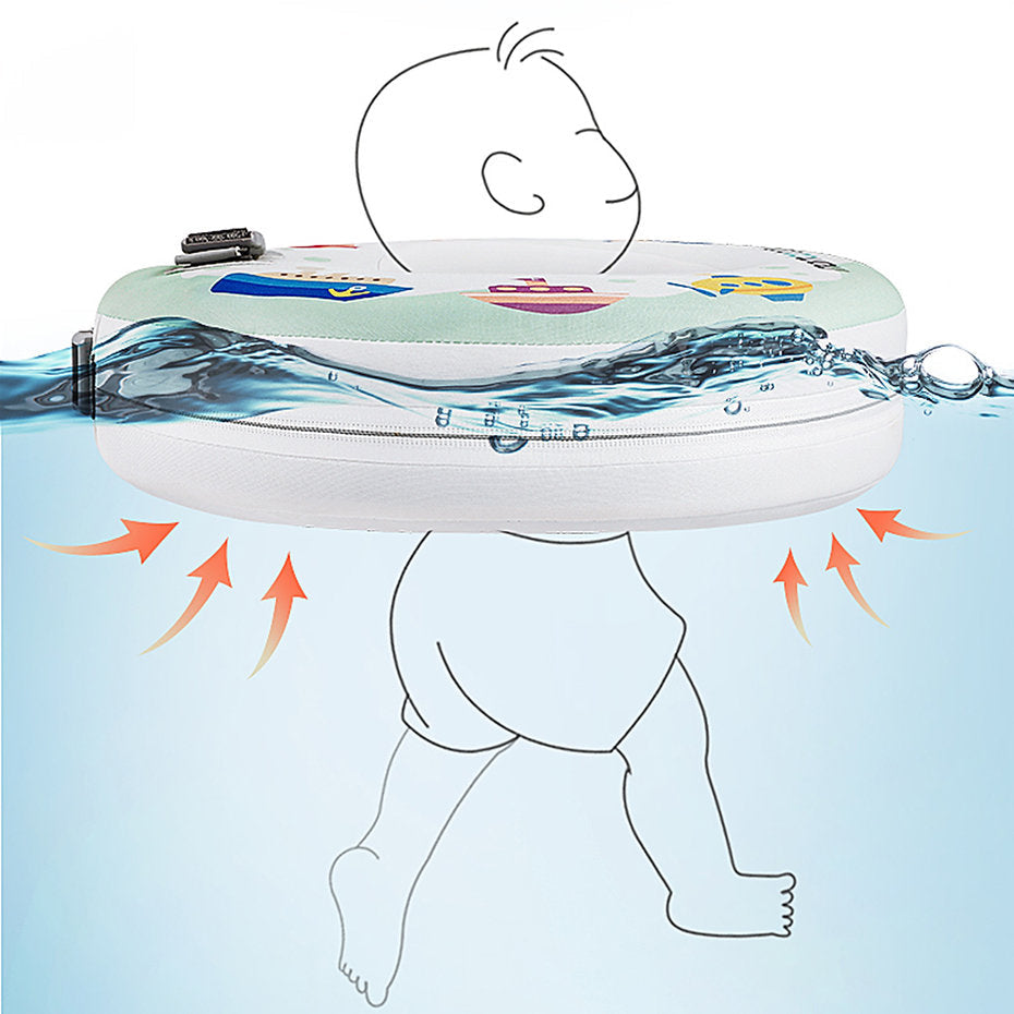 Een baby die geniet van het water met de Mambobaby™ nek zwemband. De afbeelding toont de natuurlijke houding waarbij het hoofdje veilig boven water blijft door de ergonomische kinsteun, terwijl de beentjes vrij kunnen trappelen voor de motorische ontwikkeling.