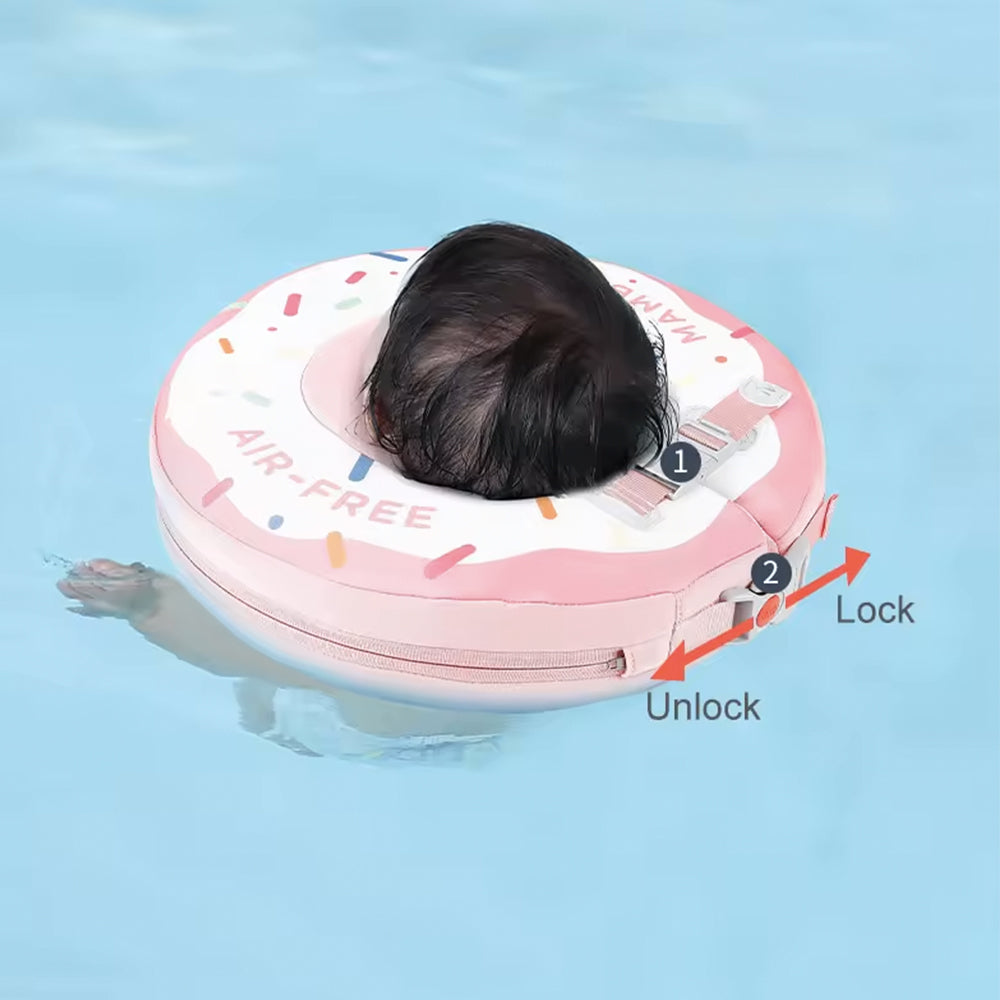 Instructie voor het veilig vergrendelen en ontgrendelen van de Mambobaby™ Donut nek zwemband. Druk de veiligheidsknop in en klik de dubbele gespen vast voor een 100% betrouwbare sluiting bij baby's van 0-12 maanden.