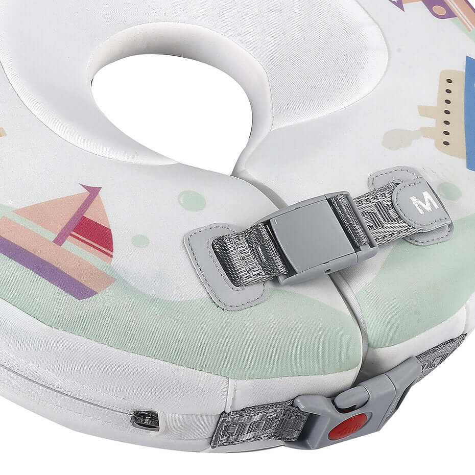 Close-up van het verbeterde 2023 veiligheidsslot op de Mambobaby™ nek zwemband. De dubbele beveiliging met knopslot voorkomt dat de baby de sluiting zelfstandig kan openen.