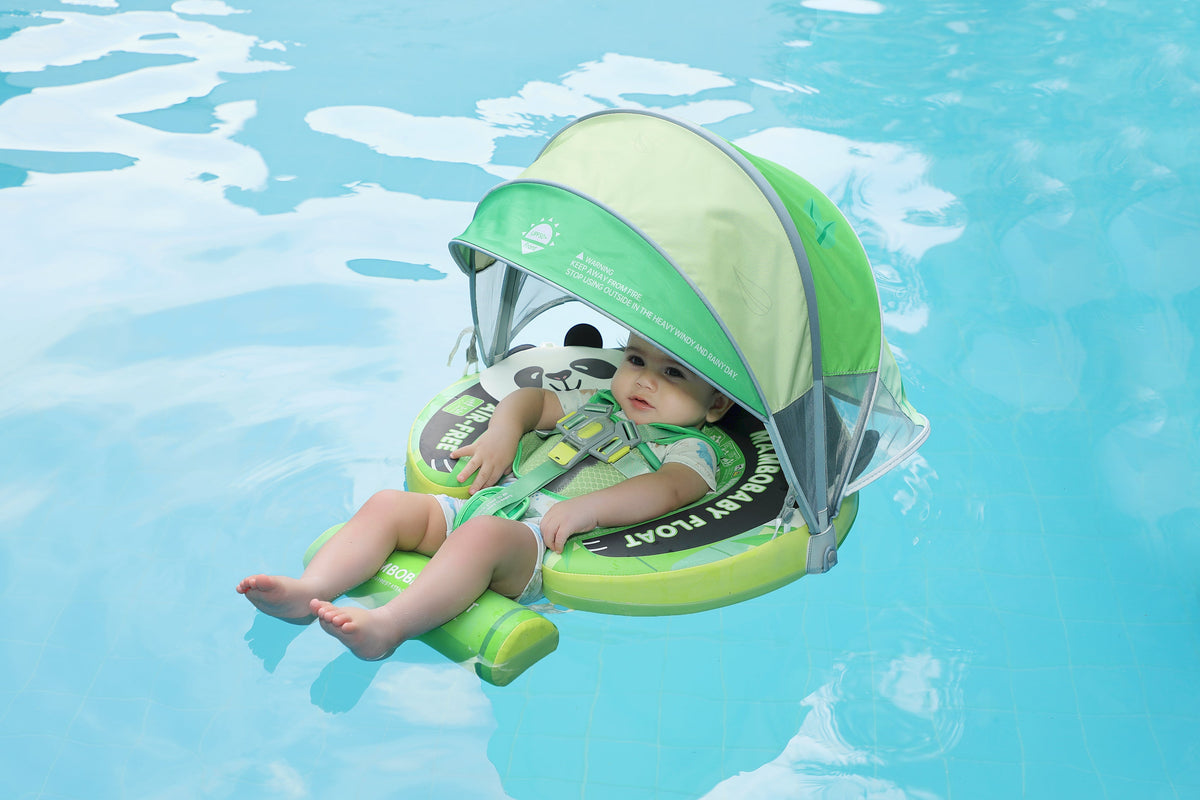 Blije baby lachend in Mambobaby Float Panda met Zonnescherm in zwembad