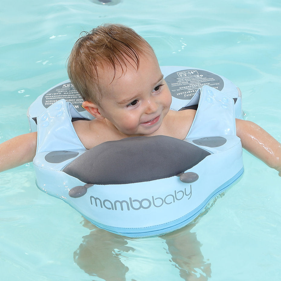 Peuter zwemt met vrije armen in het Mambobaby Lieveheersbeestje schouder zwemvest