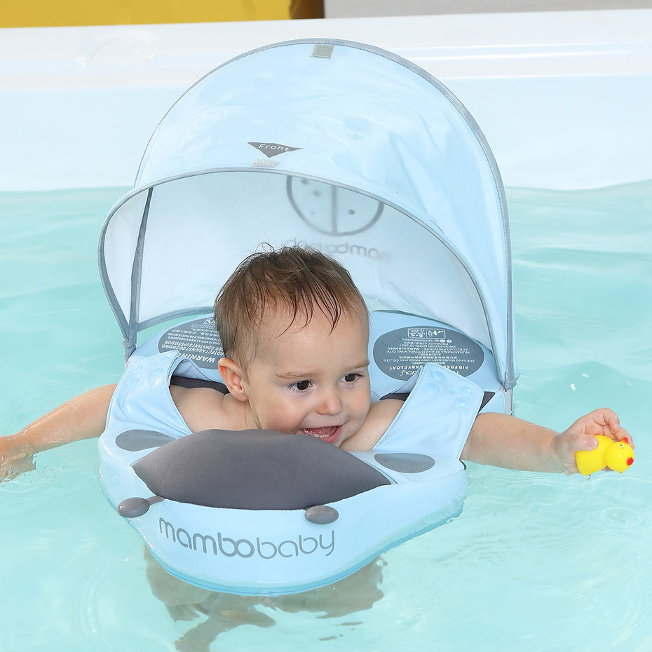 Peuter zwemt met vrije armen in het Mambobaby Lieveheersbeestje schouder zwemvest