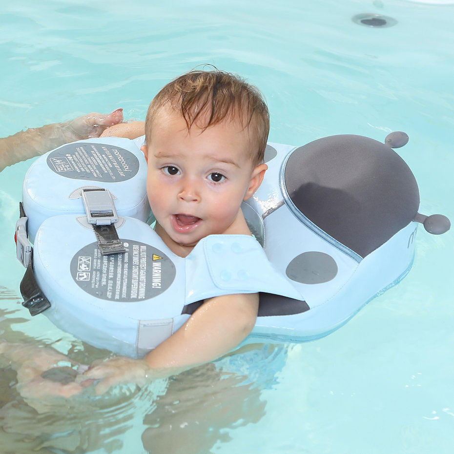 Peuter zwemt met vrije armen in het Mambobaby Lieveheersbeestje schouder zwemvest