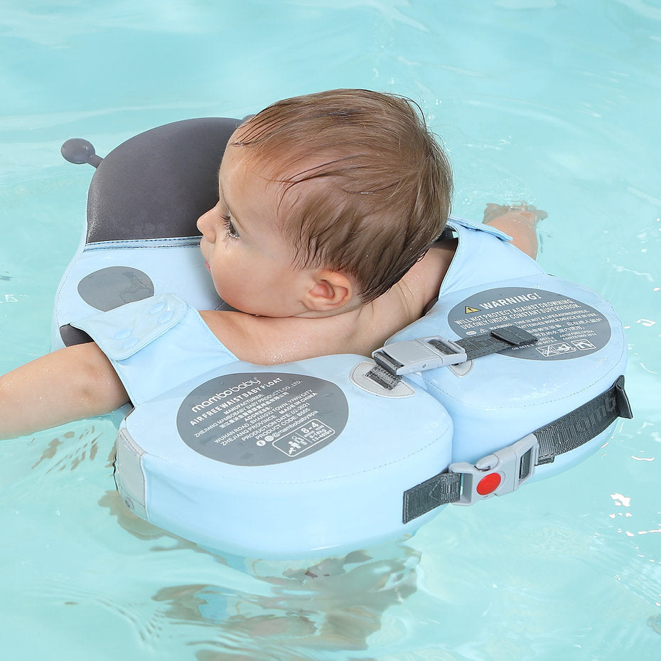 Peuter zwemt met vrije armen in het Mambobaby Lieveheersbeestje schouder zwemvest